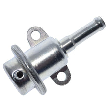 Cargar imagen en el visor de la galería, Regulador Presión Gasolina Walker Products 255-1152 - Mi Refacción