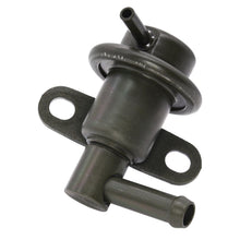 Cargar imagen en el visor de la galería, Regulador Presión Gasolina Walker Products 255-1164