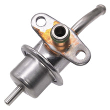Cargar imagen en el visor de la galería, Regulador Presión Gasolina Walker Products 255-1169
